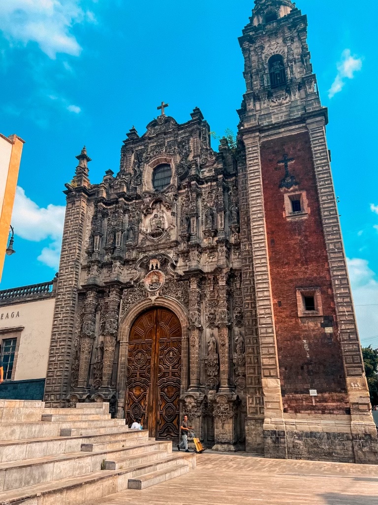 A photo showing an old church in the Centro Historico zone of Mexico City. 