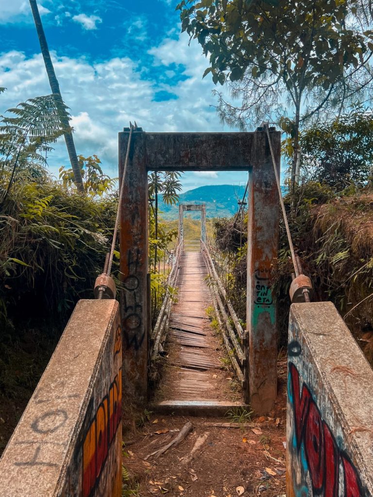 photo of bridge on the walk between guatape town and piedra del peñol