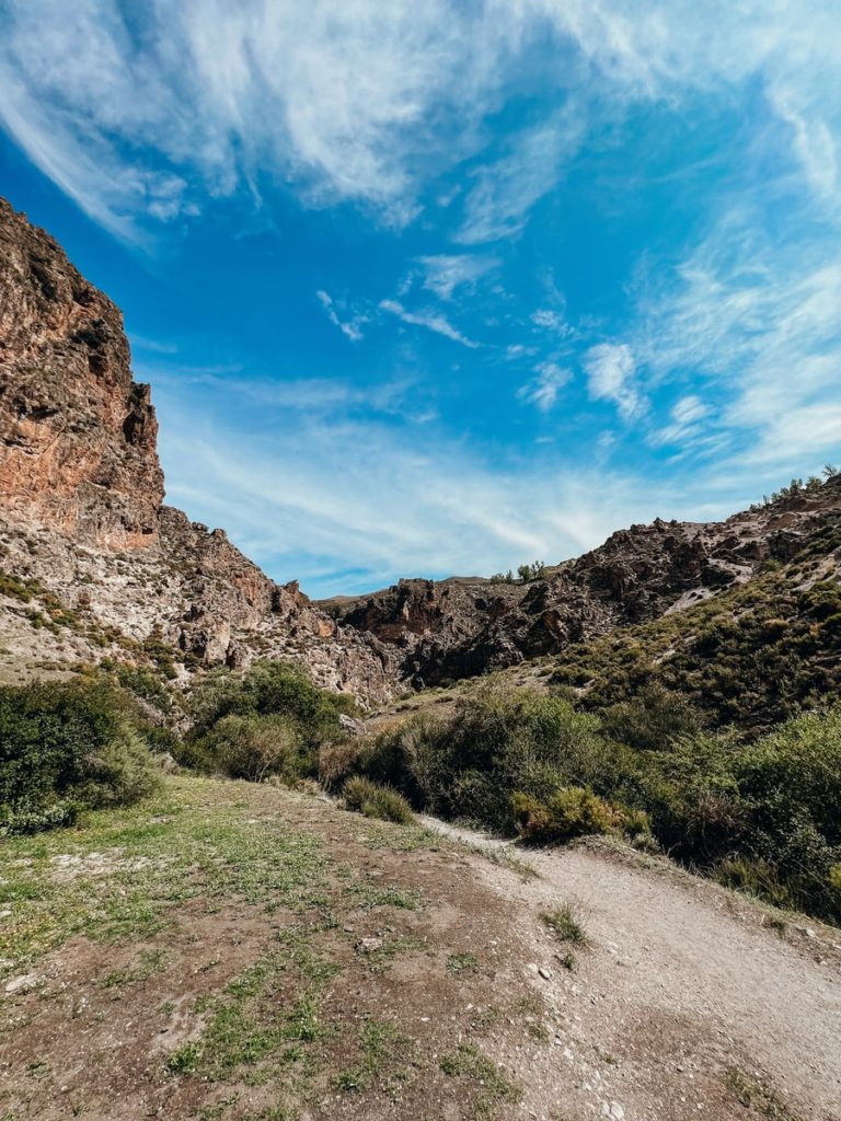 photo of sierra nevada mountain scape along Los Cahorros trail.