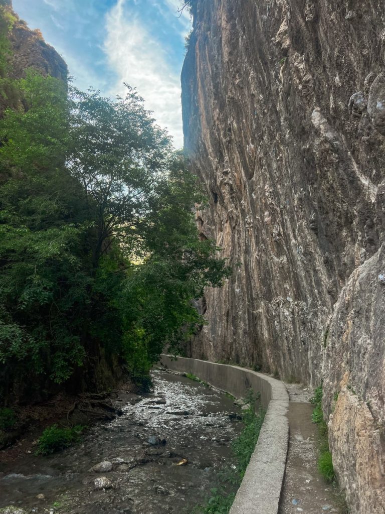 photo of rio moncahil gorge along Los Cahorros trail.