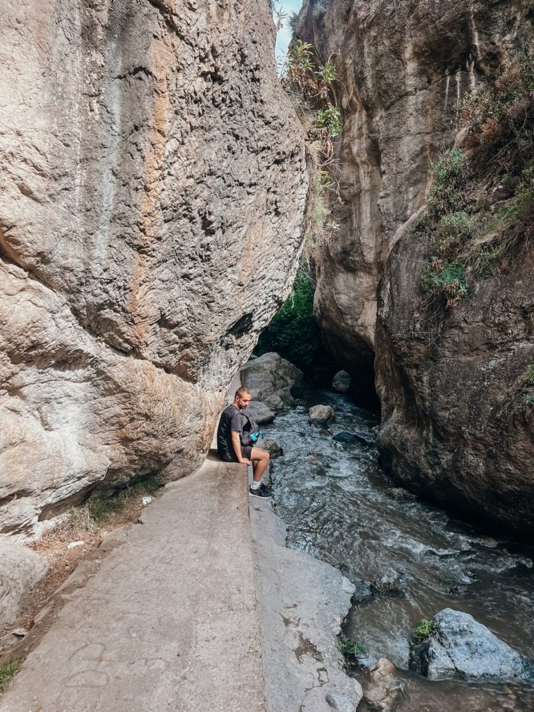 photo of path through the gorge of Los Cahorros trail