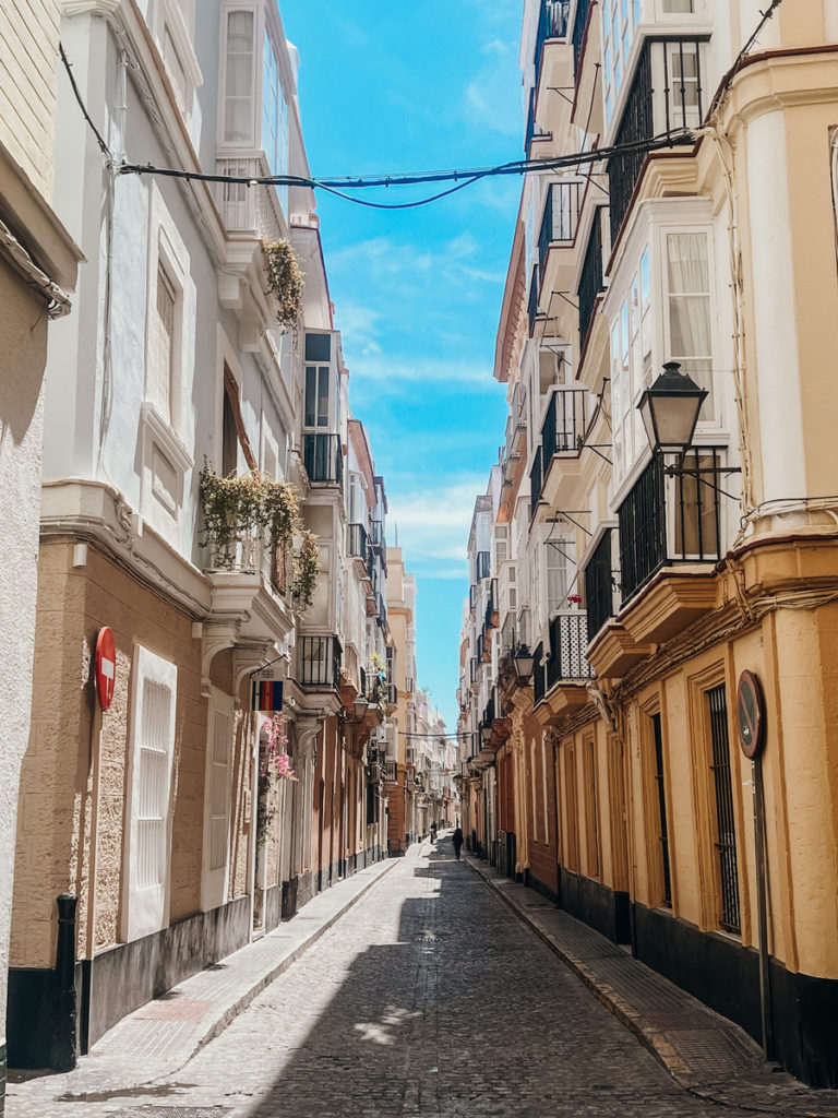 photo of thin cobbled street in Cádiz