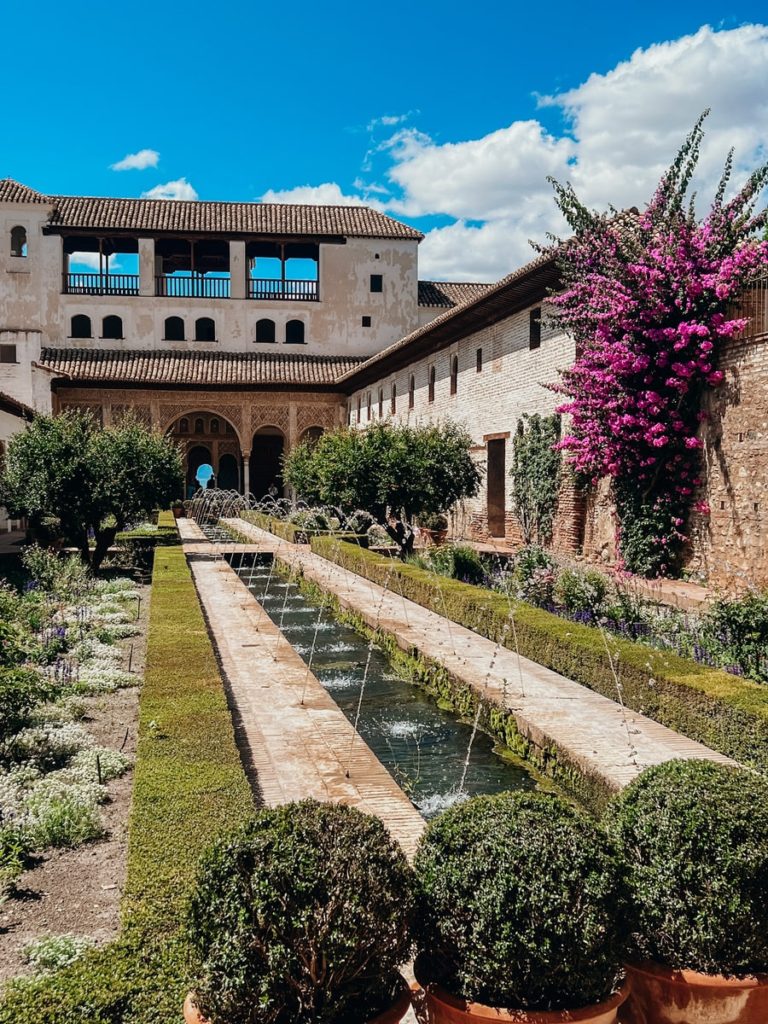 photo of courtyard in generallife at alhambra in granada